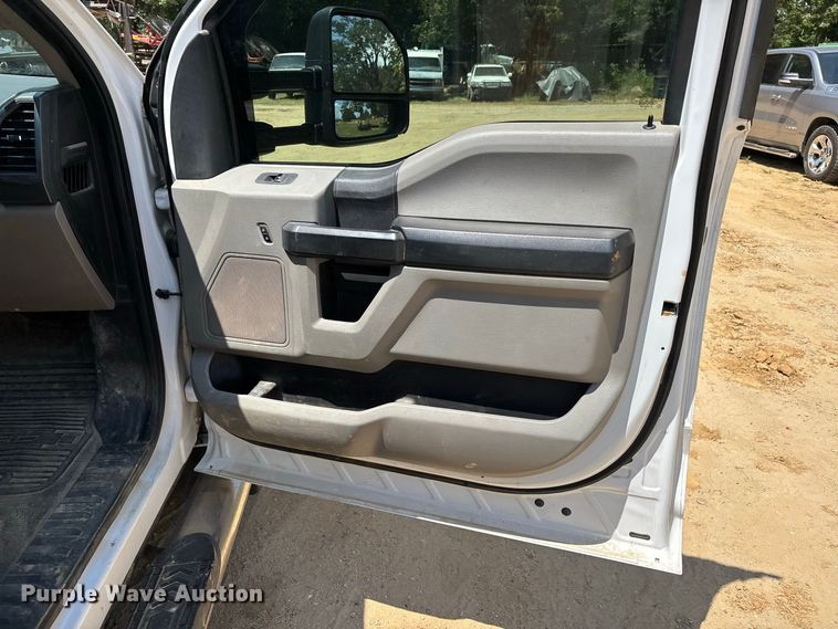 image for item ER3235 2017 Ford F250 Super Duty Crew Cab utility bed pickup truck