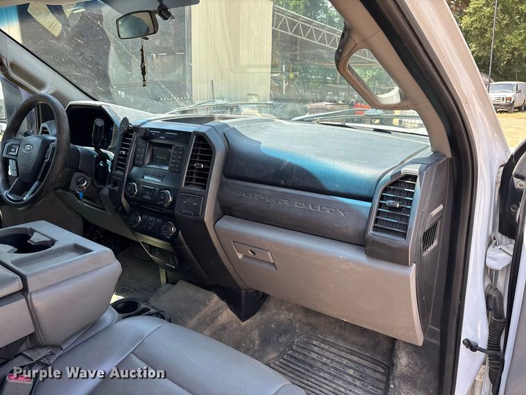 image for item ER3235 2017 Ford F250 Super Duty Crew Cab utility bed pickup truck