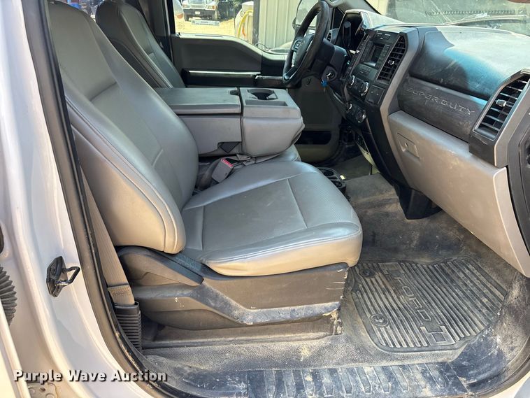 image for item ER3235 2017 Ford F250 Super Duty Crew Cab utility bed pickup truck