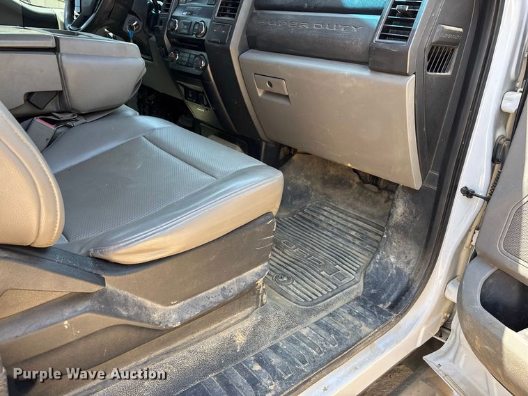 image for item ER3235 2017 Ford F250 Super Duty Crew Cab utility bed pickup truck