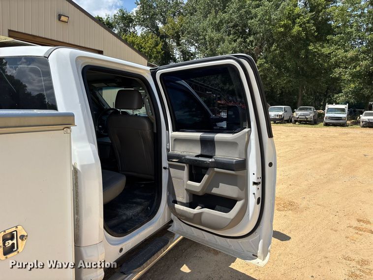 image for item ER3235 2017 Ford F250 Super Duty Crew Cab utility bed pickup truck