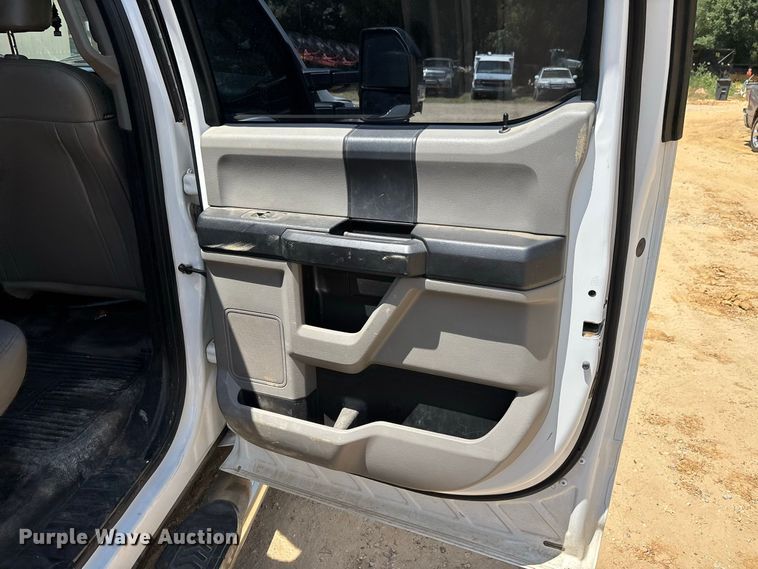 image for item ER3235 2017 Ford F250 Super Duty Crew Cab utility bed pickup truck