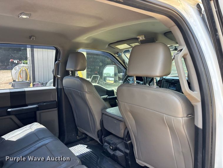 image for item ER3235 2017 Ford F250 Super Duty Crew Cab utility bed pickup truck