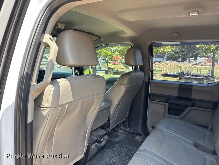 image for item ER3235 2017 Ford F250 Super Duty Crew Cab utility bed pickup truck