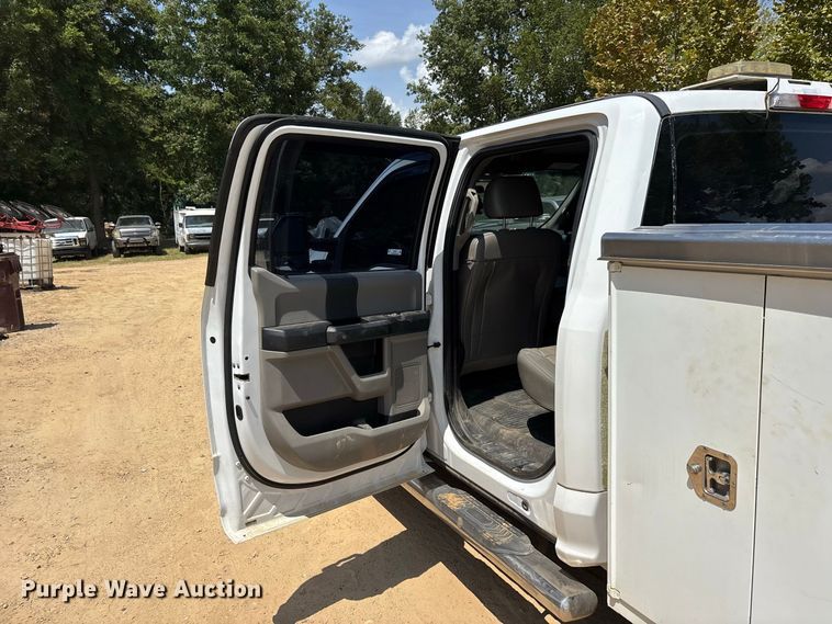 image for item ER3235 2017 Ford F250 Super Duty Crew Cab utility bed pickup truck