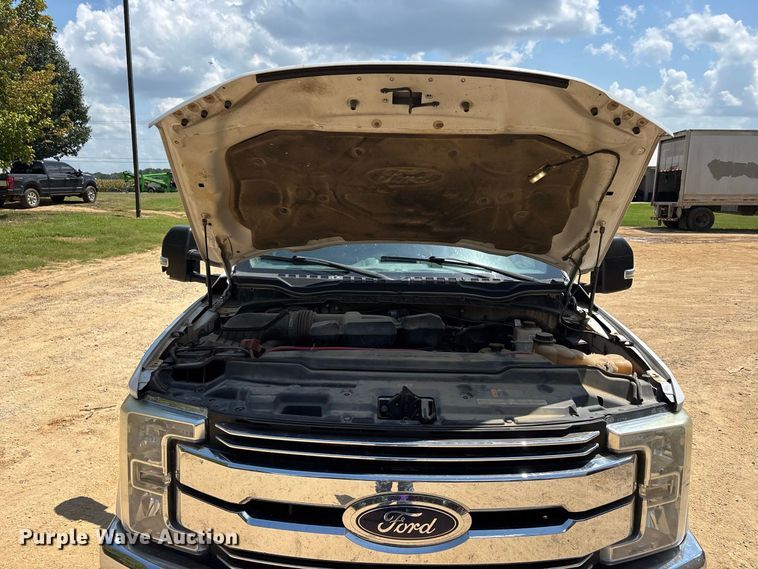 image for item ER3235 2017 Ford F250 Super Duty Crew Cab utility bed pickup truck