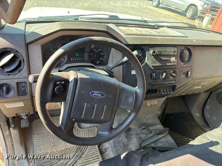 image for item ER3273 2010 Ford F350 Super Duty XL utility bed pickup truck