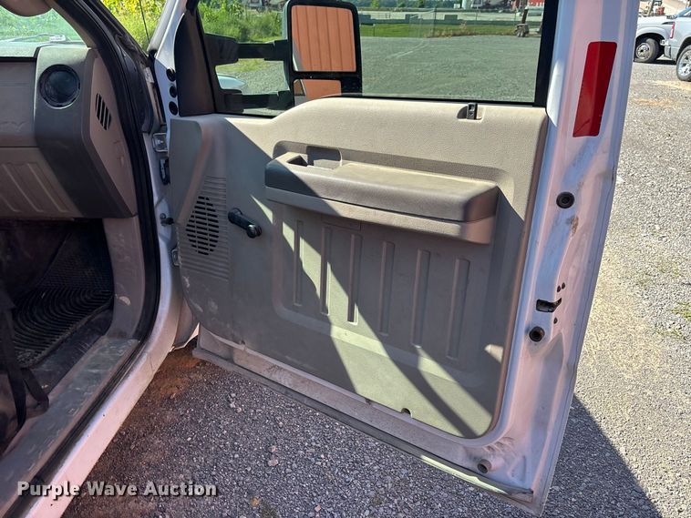 image for item ER3273 2010 Ford F350 Super Duty XL utility bed pickup truck