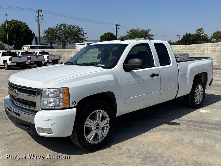 2007 Chevrolet Silverado 1500 Ext. Cab flatbed pickup truck