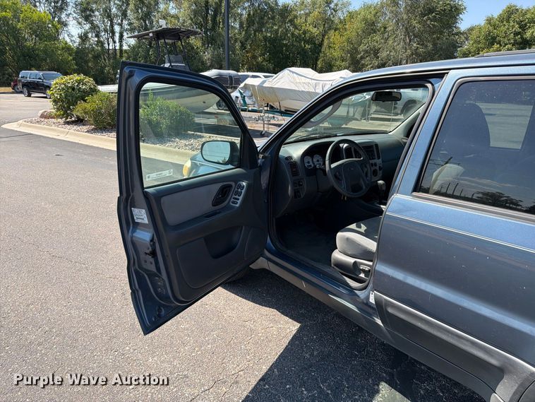 image for item ES6532 2005 Ford Escape SUV