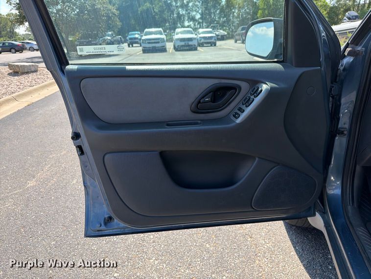 image for item ES6532 2005 Ford Escape SUV