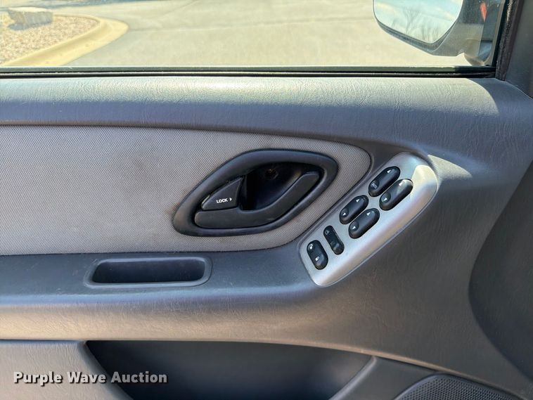 image for item ES6532 2005 Ford Escape SUV