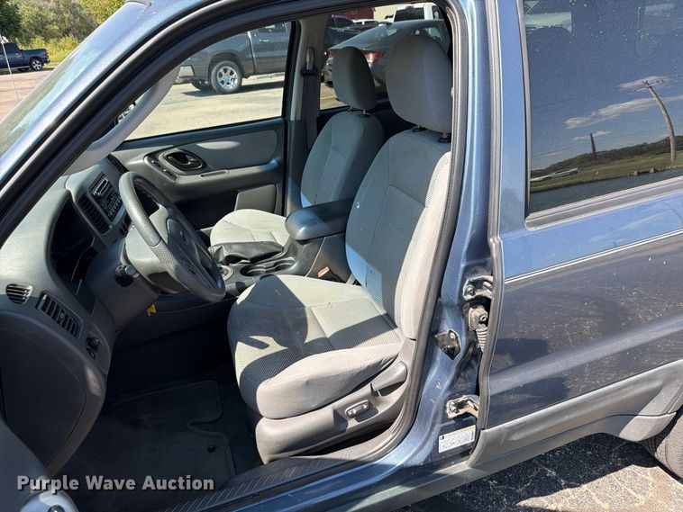 image for item ES6532 2005 Ford Escape SUV