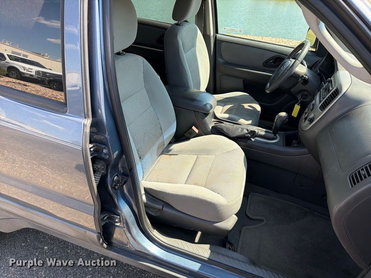 image for item ES6532 2005 Ford Escape SUV