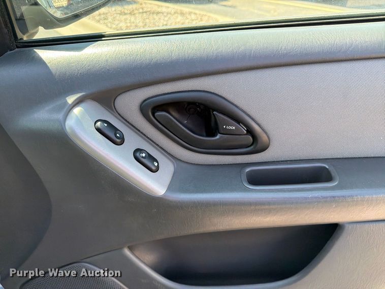 image for item ES6532 2005 Ford Escape SUV