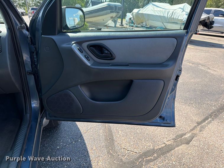 image for item ES6532 2005 Ford Escape SUV