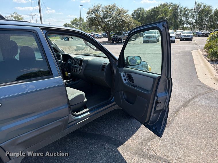 image for item ES6532 2005 Ford Escape SUV