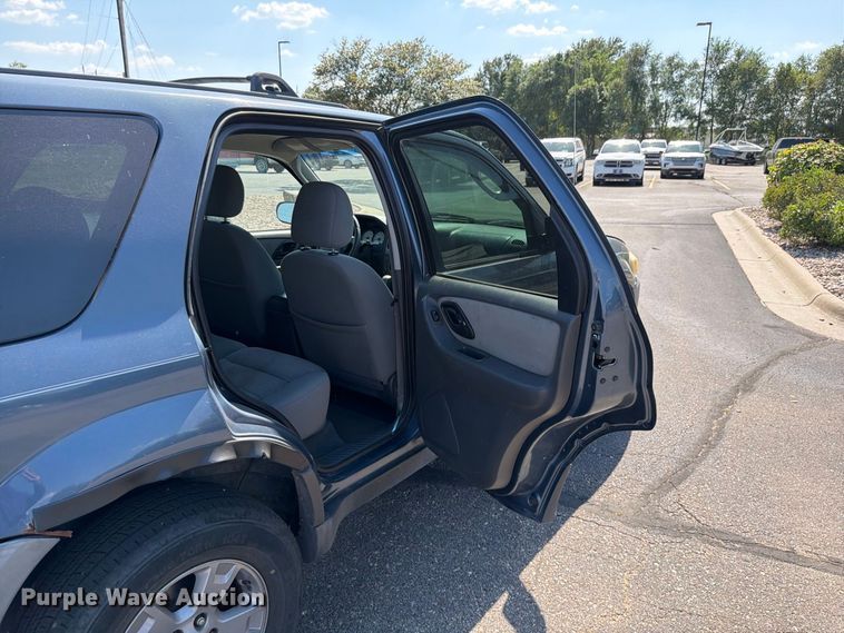 image for item ES6532 2005 Ford Escape SUV