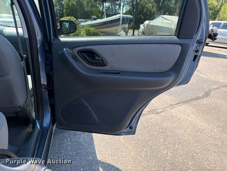 image for item ES6532 2005 Ford Escape SUV