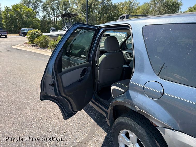 image for item ES6532 2005 Ford Escape SUV