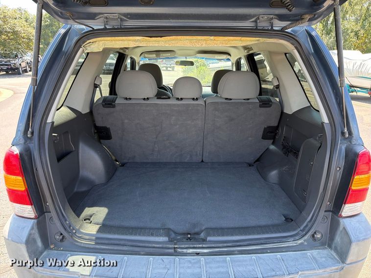 image for item ES6532 2005 Ford Escape SUV