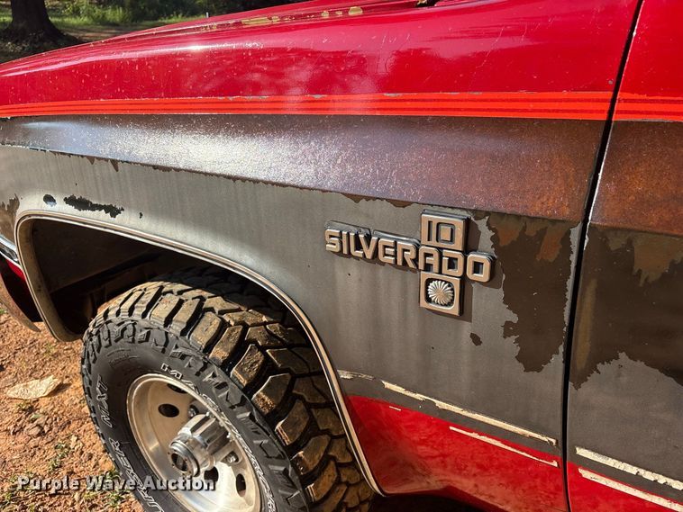 image for item ET0488 1986 Chevrolet Suburban C10 SUV