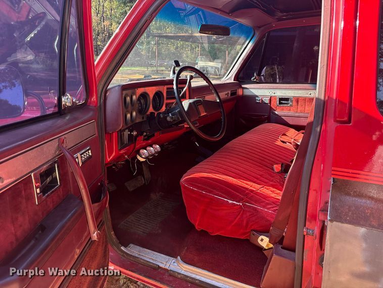 image for item ET0488 1986 Chevrolet Suburban C10 SUV