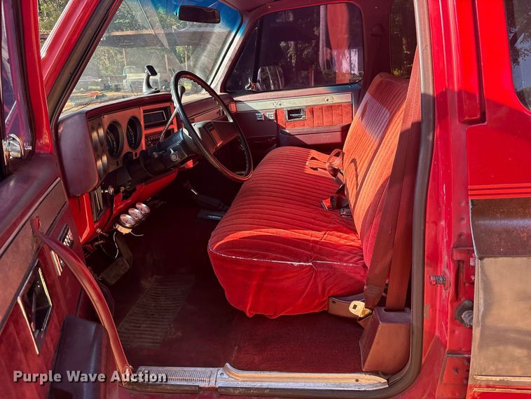 image for item ET0488 1986 Chevrolet Suburban C10 SUV