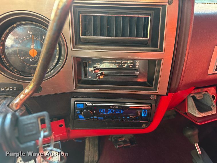 image for item ET0488 1986 Chevrolet Suburban C10 SUV