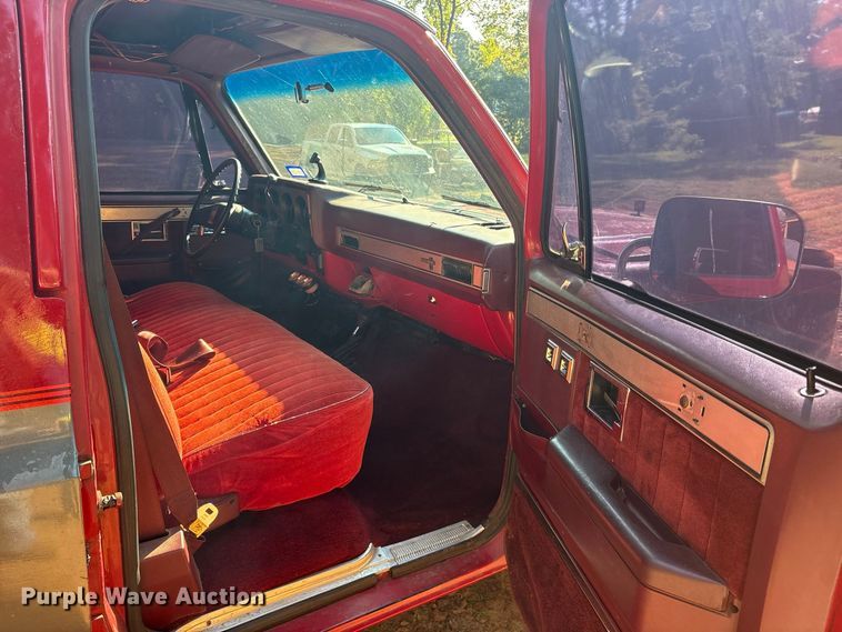 image for item ET0488 1986 Chevrolet Suburban C10 SUV