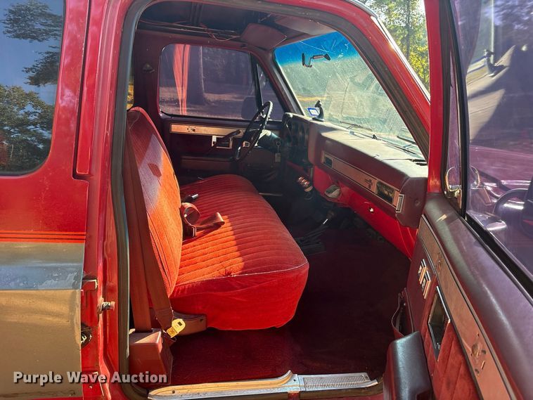 image for item ET0488 1986 Chevrolet Suburban C10 SUV