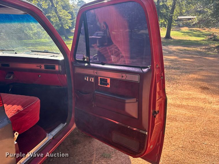 image for item ET0488 1986 Chevrolet Suburban C10 SUV