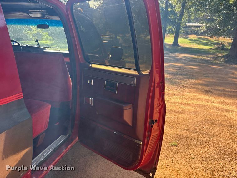 image for item ET0488 1986 Chevrolet Suburban C10 SUV