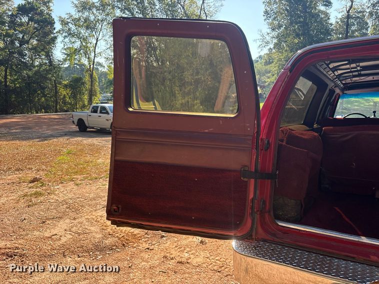 image for item ET0488 1986 Chevrolet Suburban C10 SUV