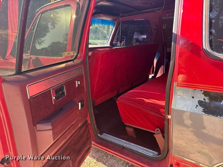 image for item ET0488 1986 Chevrolet Suburban C10 SUV