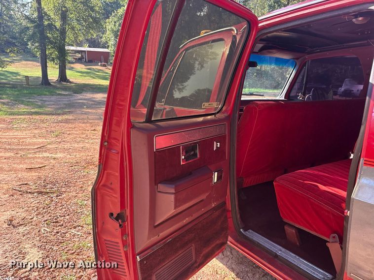 image for item ET0488 1986 Chevrolet Suburban C10 SUV