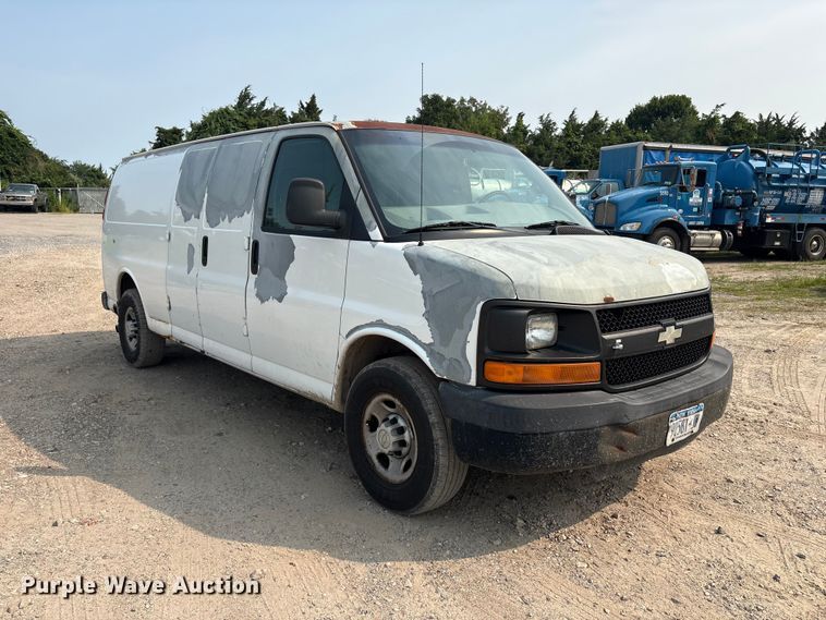 image for item ET8665 2007 Chevrolet Express 2500 van