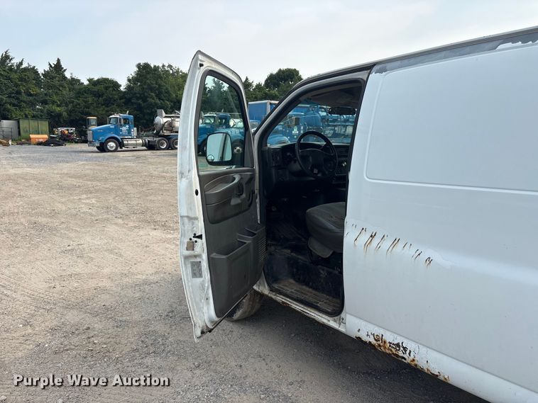 image for item ET8665 2007 Chevrolet Express 2500 van