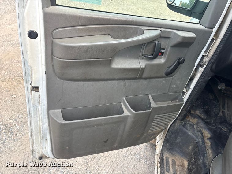 image for item ET8665 2007 Chevrolet Express 2500 van