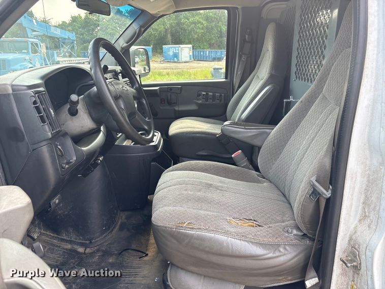 image for item ET8665 2007 Chevrolet Express 2500 van