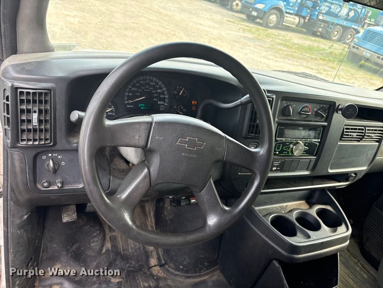 image for item ET8665 2007 Chevrolet Express 2500 van