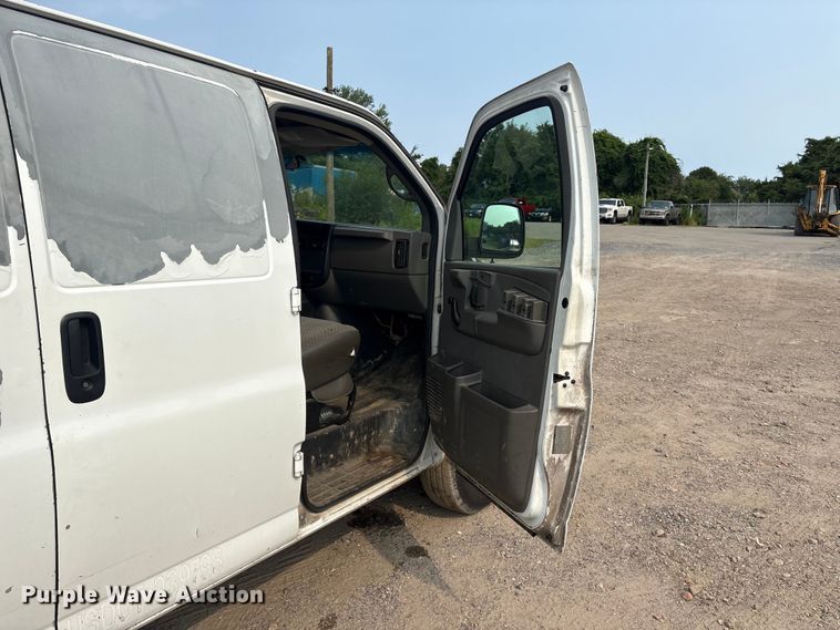 image for item ET8665 2007 Chevrolet Express 2500 van