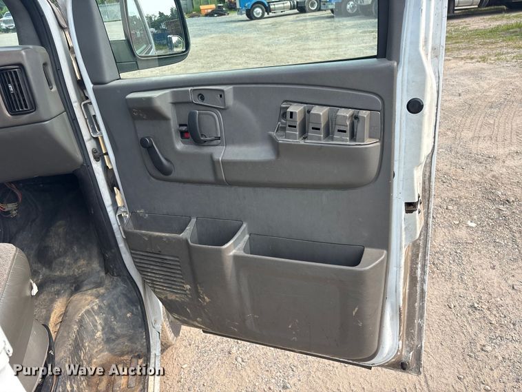 image for item ET8665 2007 Chevrolet Express 2500 van