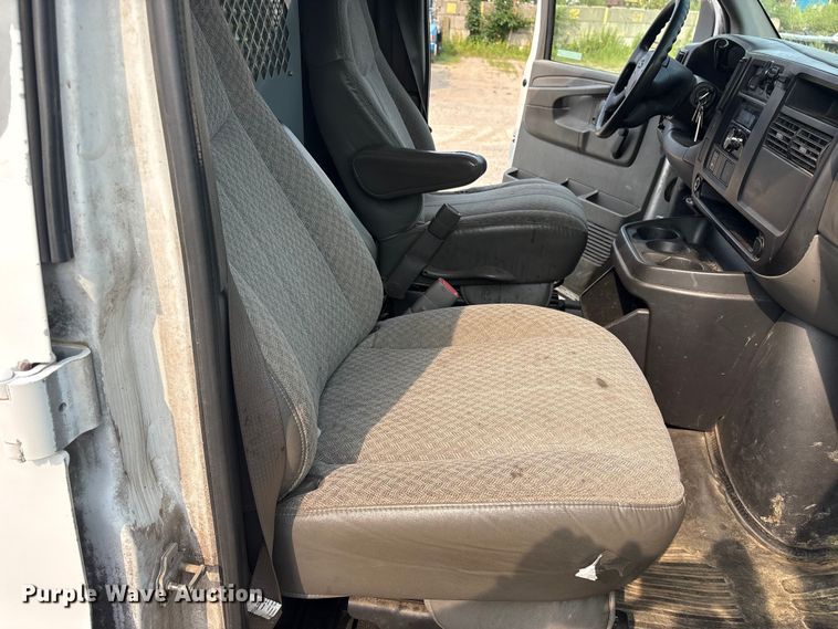 image for item ET8665 2007 Chevrolet Express 2500 van