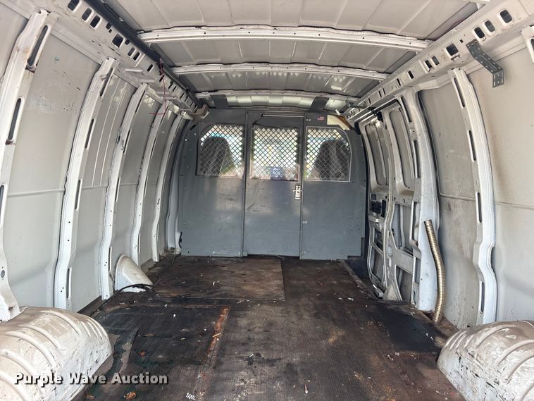 image for item ET8665 2007 Chevrolet Express 2500 van