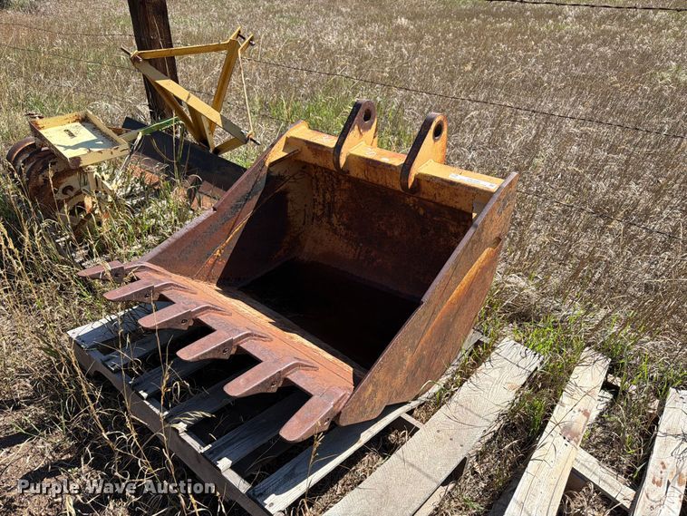 John Deere 36" W excavator bucket