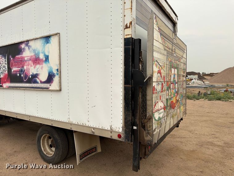 image for item EW2156 2000 Chevrolet  W3500 box truck