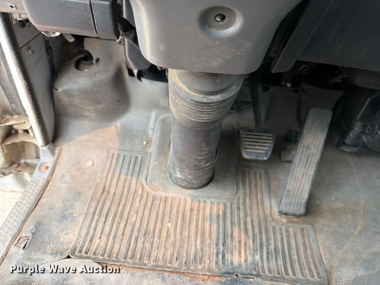 image for item EW2156 2000 Chevrolet  W3500 box truck