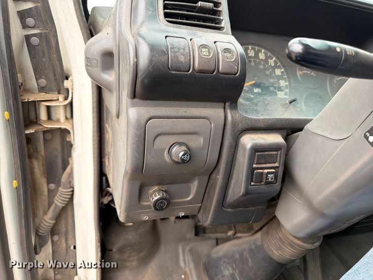 image for item EW2156 2000 Chevrolet  W3500 box truck