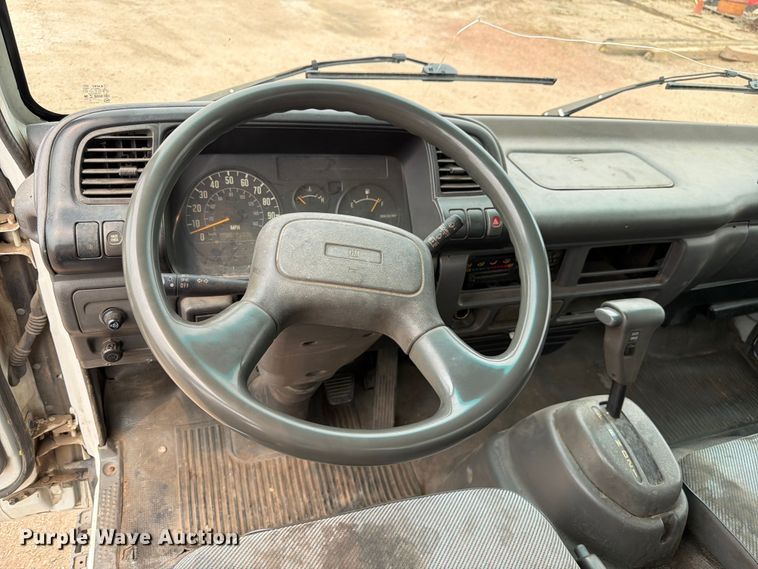 image for item EW2156 2000 Chevrolet  W3500 box truck